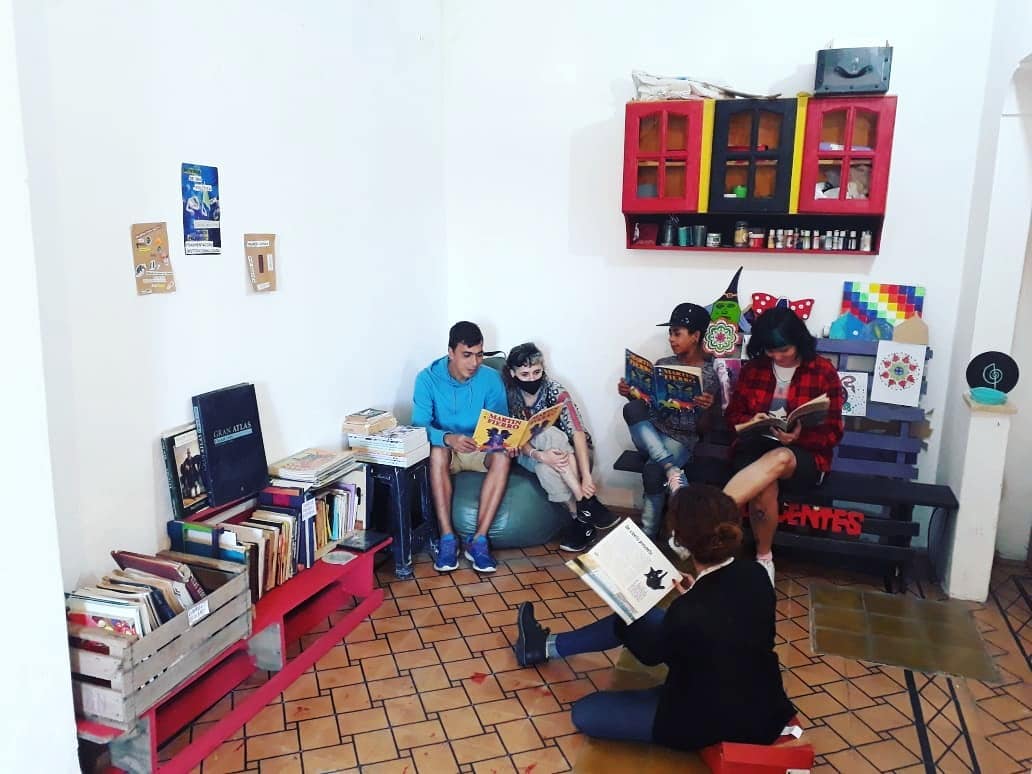 Grupo de personas leyendo en una salón